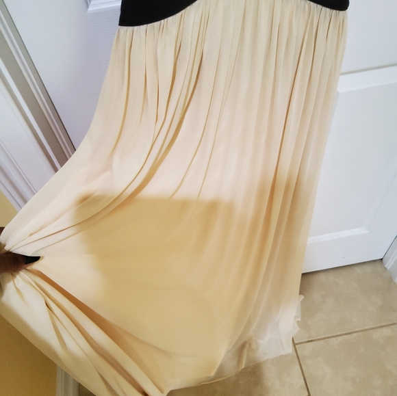 Long Dress - Picture 2 of 10